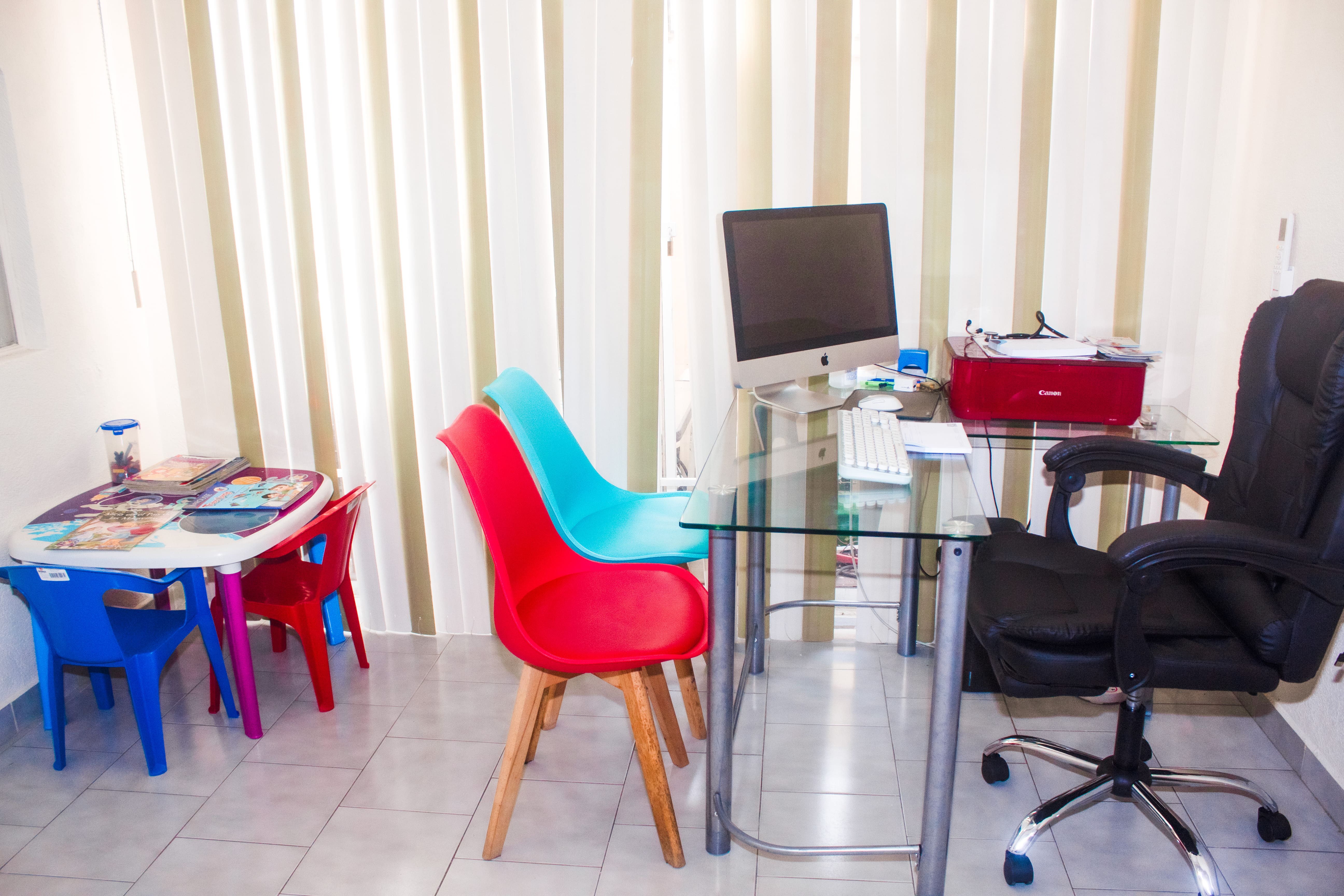 Salas de Espera Sala de espera familiar clínica pediátrica Dr. Uziel Márquez