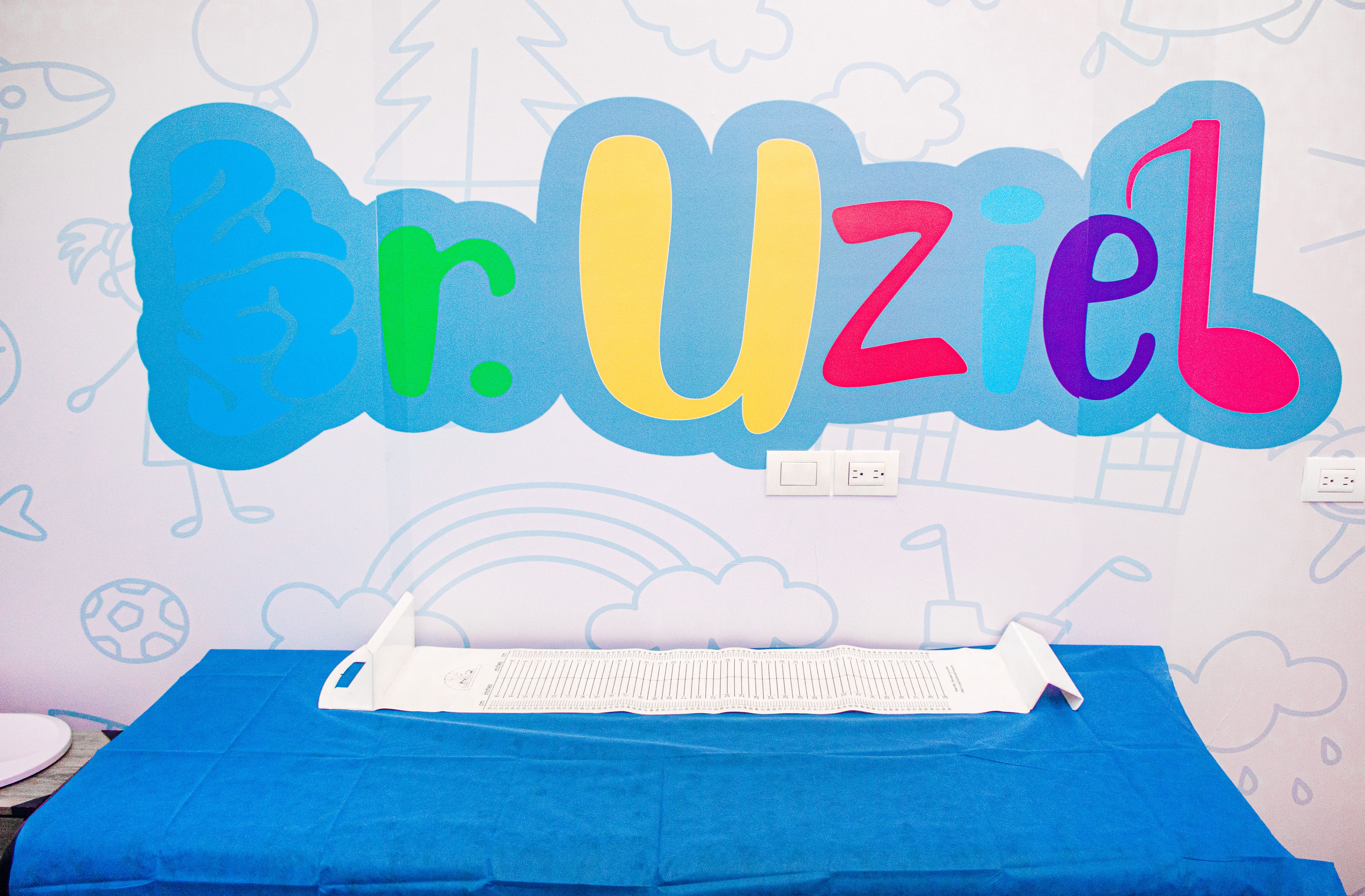 Consultorios Especializados Mesa de examen pediátrica en clínica Dr. Uziel Márquez Star Médica Veracruz