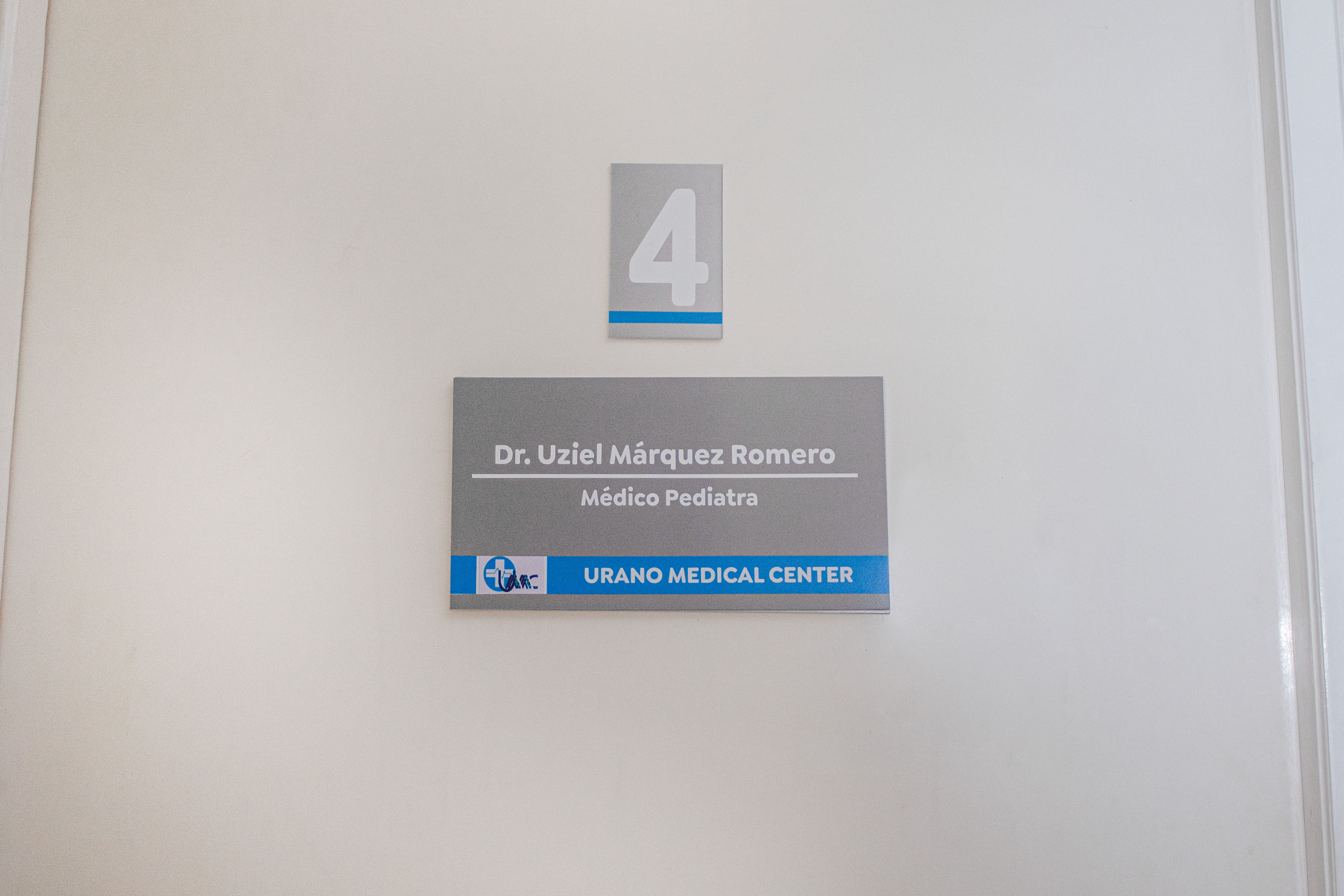 Consultorios Individuales Puerta consultorio pediátrico Dr. Uziel Márquez Urano Veracruz