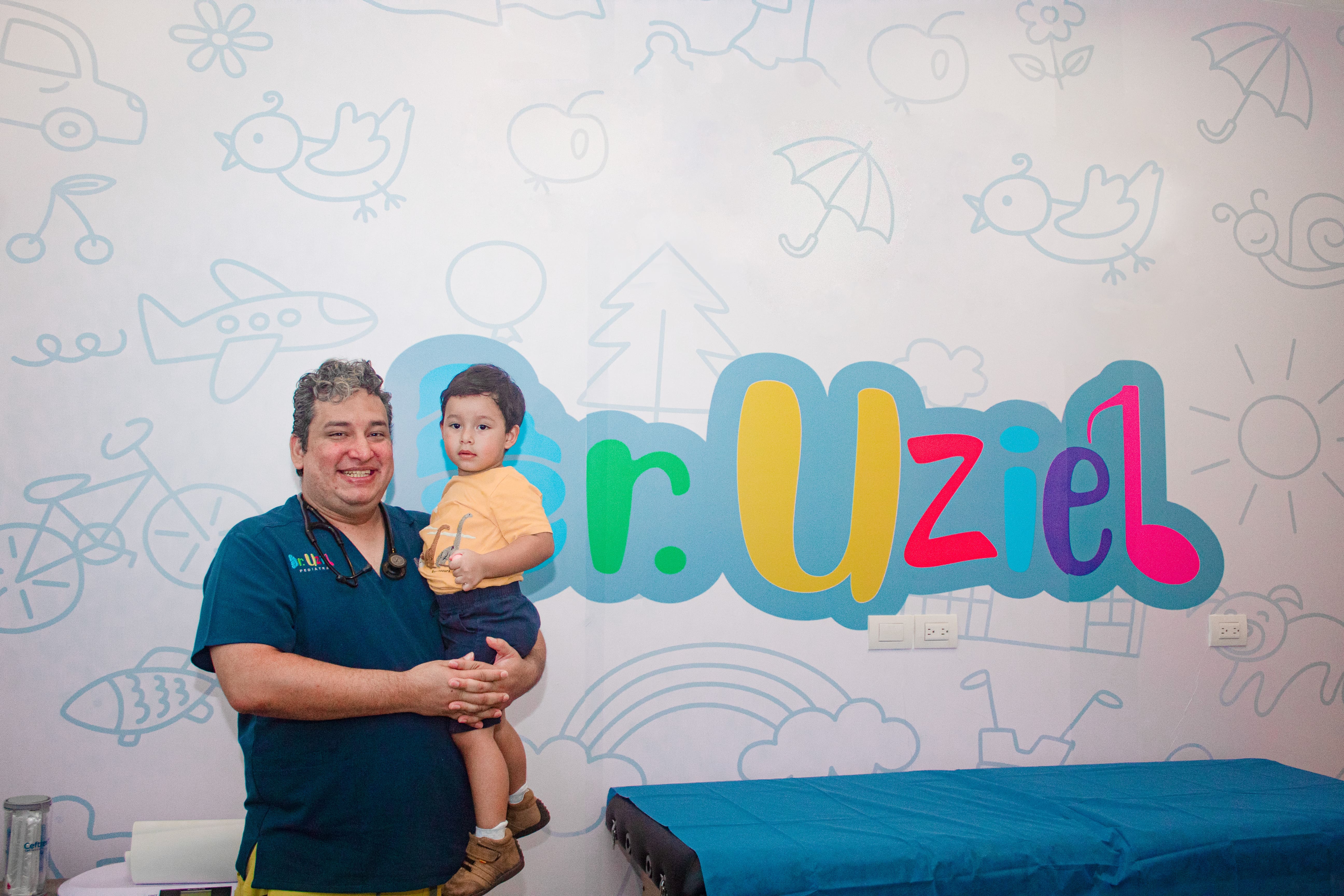 Área de Trabajo Dr. Uziel Márquez y su hijo en clínica pediátrica Star Médica Veracruz