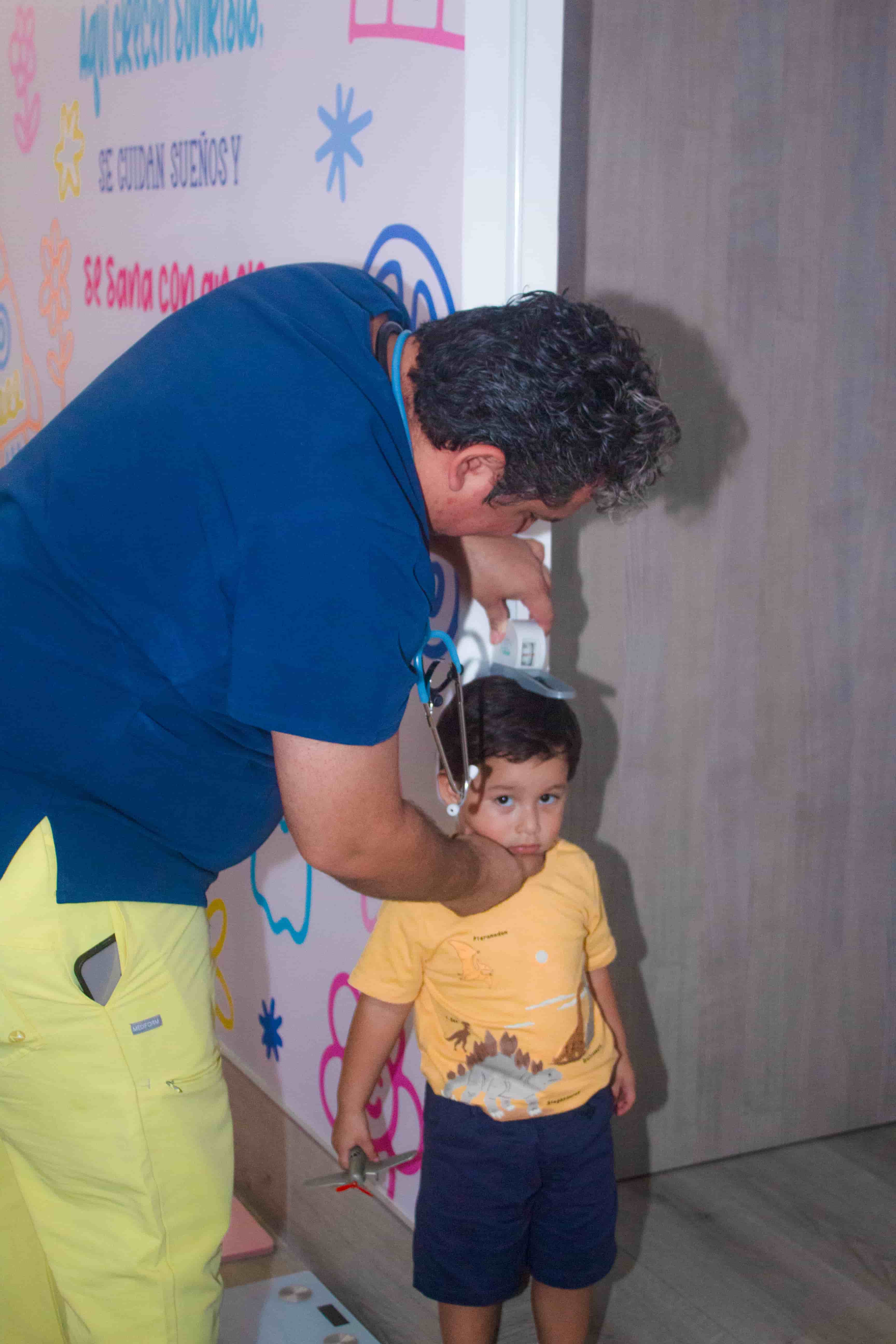 Dr. Uziel con paciente