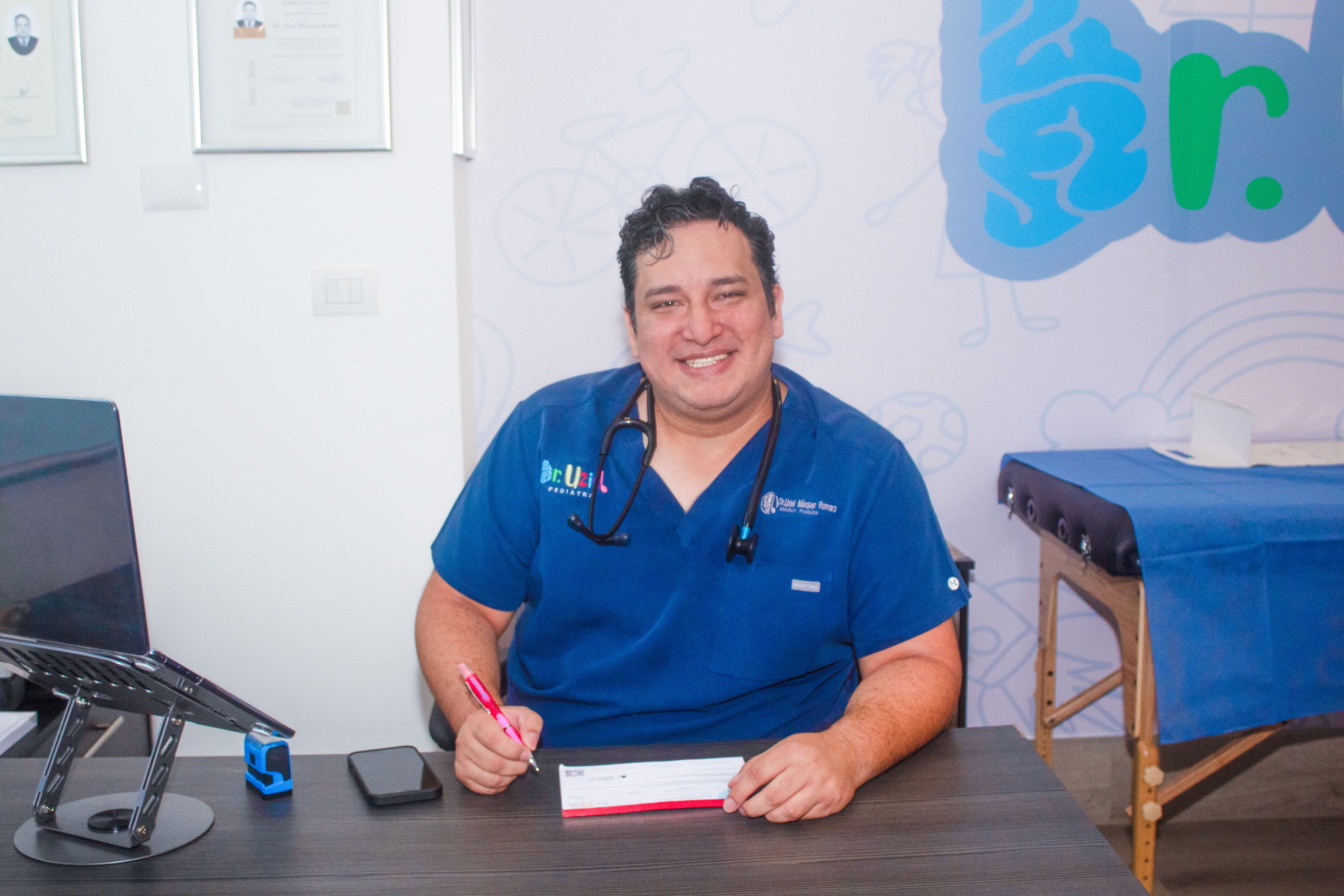 Dr. Uziel en su consultorio